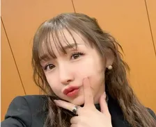 【 加護亜依 】 「wave hair〰︎　名古屋でお仕事してきたよ♡」　オフショットにファン反響　「お人形さんすぎる」「どんな髪型も似合ってて可愛すぎる