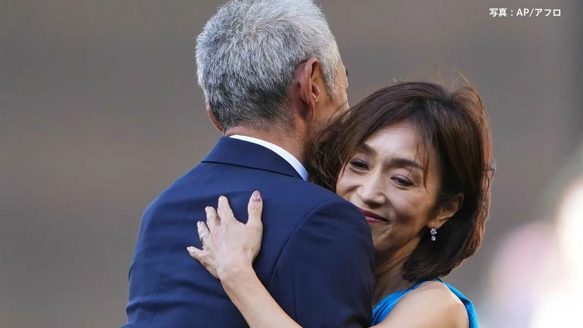 イチロー、弓子夫人とハグ 永久欠番の豪華式典に本拠地は大歓声！マリナーズカラーのネクタイで登場