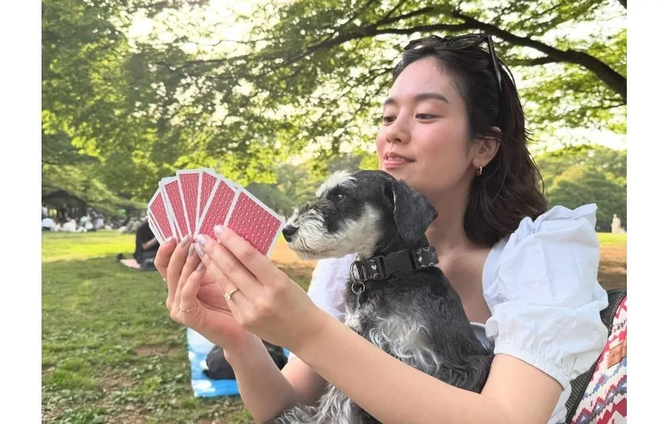 【 筧美和子 】　「最近の趣味はもっぱらピクニックﾃﾞｽ！」　愛犬とのオフショットを公開