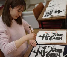 【 新山千春 】昨年末から習い始めた書道の魅力「一文字一文字、丁寧に向き合う静かな時間の中で感情がたくさん動く」