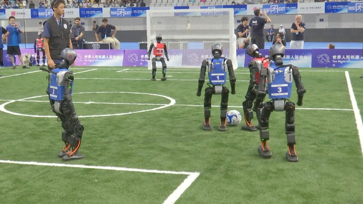 中国で人型ロボットのスポーツ大会　約500体のロボットが熱戦
