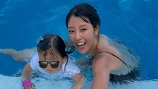 【 岡副麻希 】　台風で旅行キャンセルも家族でプール満喫　2歳長女と「『さんぽ』を歌いながら水中散歩もできました」ショットに反響