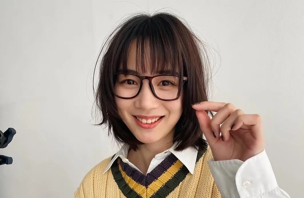 【のん】　メガネをかけた知的な学生風ショットを公開　「メガネ美人なのん」と称賛の声