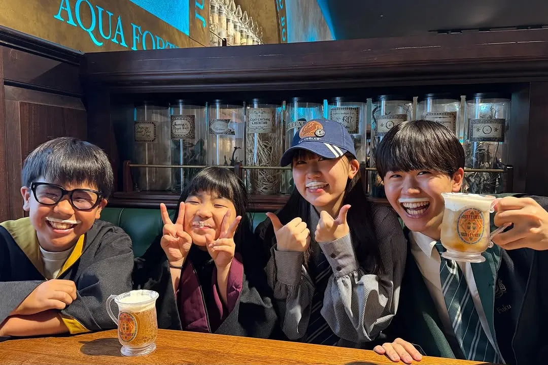 【 鈴木福 】　泡の口ヒゲもそっくり　４きょうだいでハリポタツアーを満喫　「バタービールの写真がお気に入りです」　【 鈴木夢 】