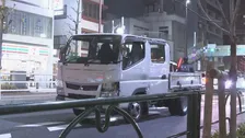 盗難トラックが東京都内で事故繰り返し逃走　自称・外国籍の男を確保