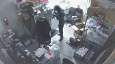 栃木・小山市でトレカ窃盗　わずか3分間の犯行…　防犯カメラが捉えた一部始終　栃木県警小山署