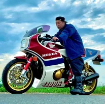 【 レイザーラモンRG 】　愛車のバイクと２ショット　「このCBをさらにイジりました♥♡」