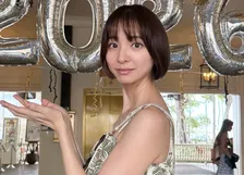 【 篠田麻里子 】 「子どもの笑顔にたくさん力をもらいながら、今年も今ある幸せを大切に」　娘と海外で年越し　巨大ステーキも堪能