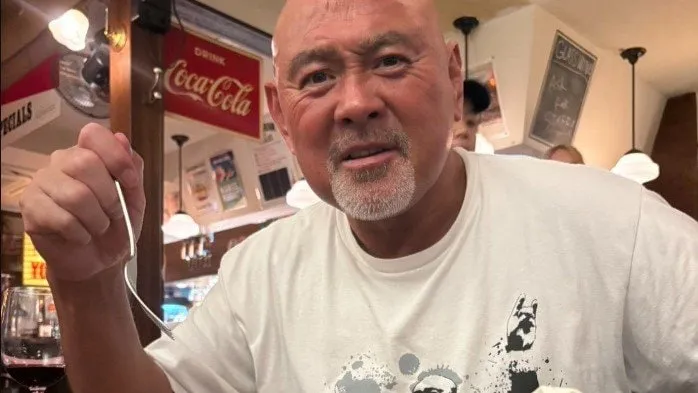 【武藤敬司】「チートデイだぁ」目の前にスイーツ3つでご満悦　フォロワー “キメ顔でなく微笑んでる”