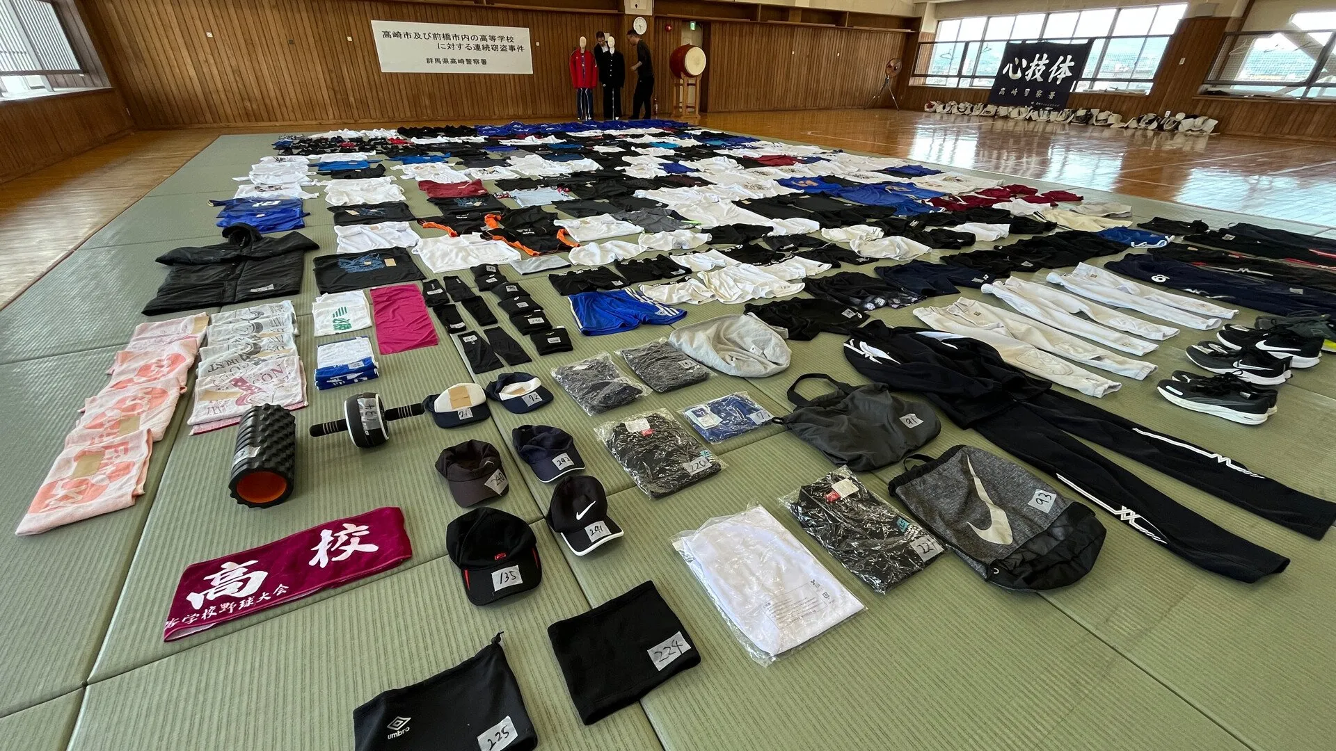「男子高校生の着衣に興味があった」高校の部室に侵入し学生服など盗んだか 44歳会社員の男を逮捕 自宅から男性物の運動着など約280点押収
