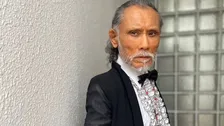 【 片岡鶴太郎 】酷暑に漆黒「タキシードスタイル」　フリルシャツ・ジュエリー・ブラックデニムの上級コーデにフォロワー絶賛「鶴ちゃん今日もイケオジ」