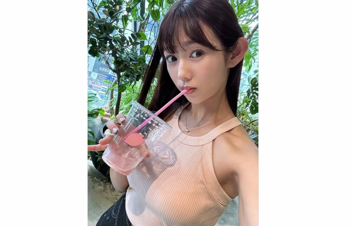 【 堀江聖夏 】 「緑、好き～」　植物に囲まれた渋谷のカフェで抹茶ドリンクを満喫する姿を公開