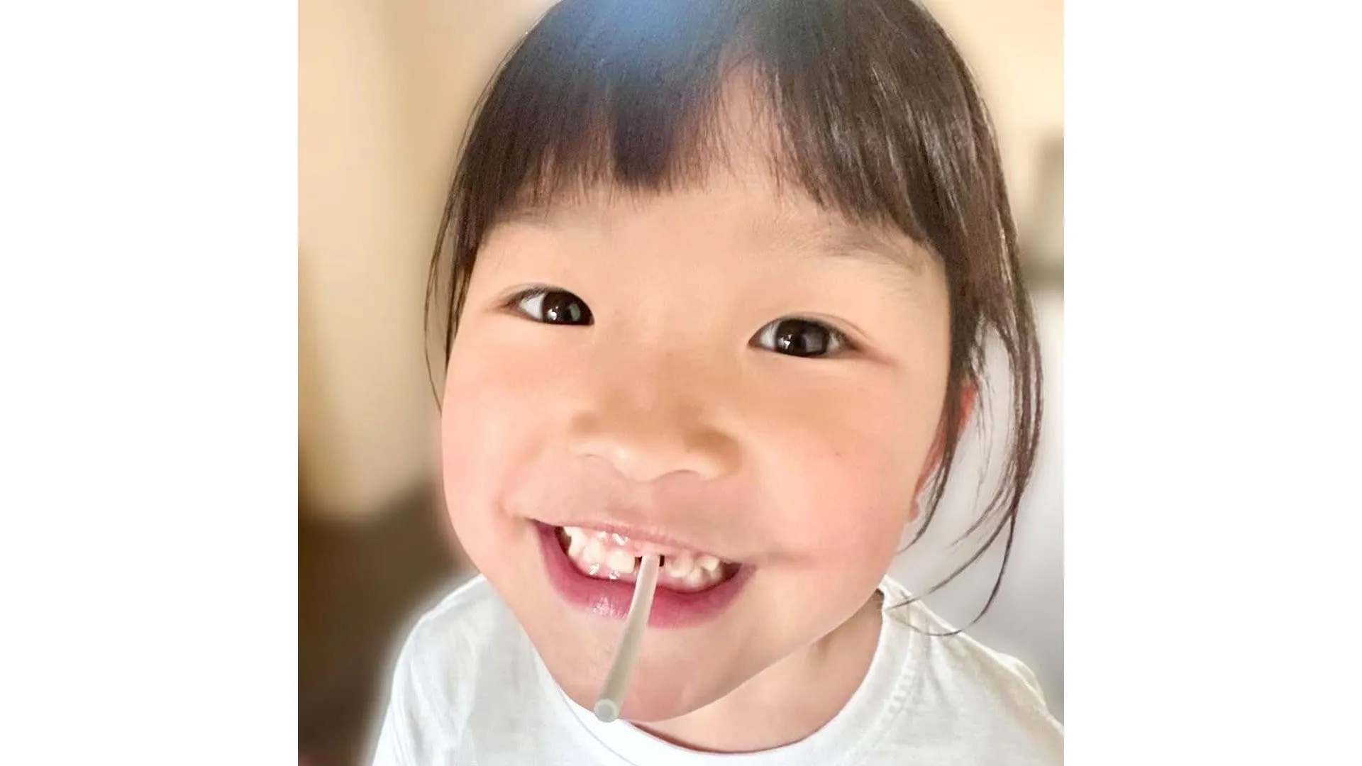 【ののちゃん】　「歯抜けって便利だね　口開けないでチュッパチャプス食べられるよ！」　最新ショットに反響　「歯が抜けてるのも笑顔も可愛い」「貴重な歯抜けを満喫してね︎」