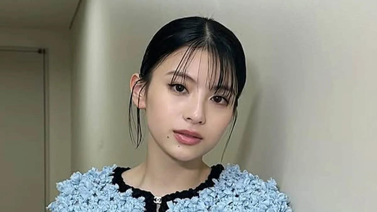 【出口夏希】微笑みから自信に満ちた表情まで　試写会の最新ショットに反響続々　「ブルー衣装も超絶お似合いすぎる」「やばい可愛すぎる天使すぎる」