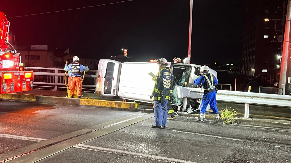 宇都宮市で軽ワゴン車が横転する単独事故　20代の男性運転手が病院搬送も意識あり