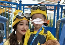 【 板野友美 】　愛娘４歳の「Birthday trip❤❤❤」「ミニオンになってUSJへ」　親子ショットに反響　「世界一可愛いミニオンたち」