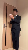 【アキラ100％】　「流石にメモ帳だけでは隠せないか」前髪を下ろした“森保監督風”姿がネットで大バズり！
