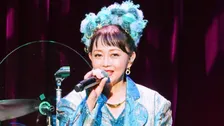 靱帯損傷【 浅香唯 】〝26日の大阪公演はほぼ座って〟　階段を降りる時に足を捻るも公演は開催〝どうぞ安心して会場に〟