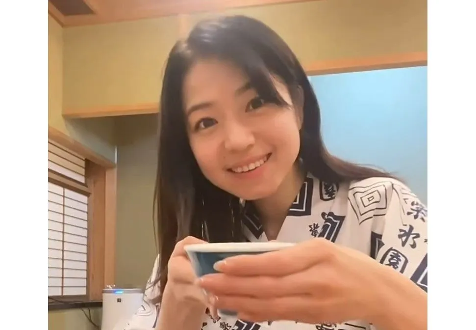 【 中村静香 】　「ひとり晩酌」　浴衣姿でビールを堪能
