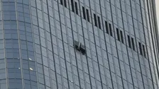 中国 北京市内の高層ビルに小型機衝突　66歳男性が操縦し自殺ほのめかす日記も　中国当局が発表