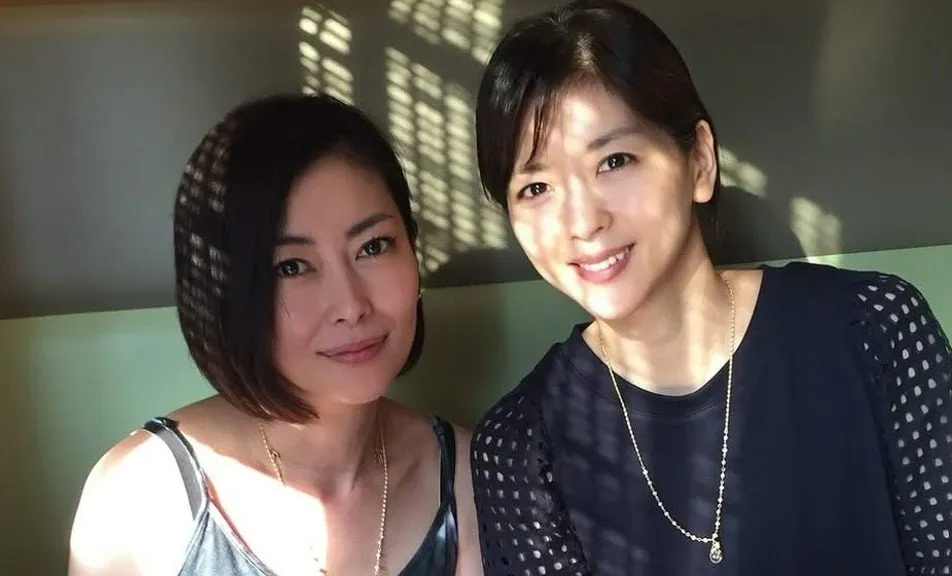 【中山忍】　姉・中山美穂さんとの　２ショット写真アップ　「いつかのカフェにて　姉妹の思い出」「6月21日　#デビュー記念日　#40周年」