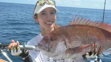 【 片原恵麻 】海釣りで「過去最長マダイ」にビッグスマイル「滅多にやらないジギングで」「楽しかったぁぁぁ」