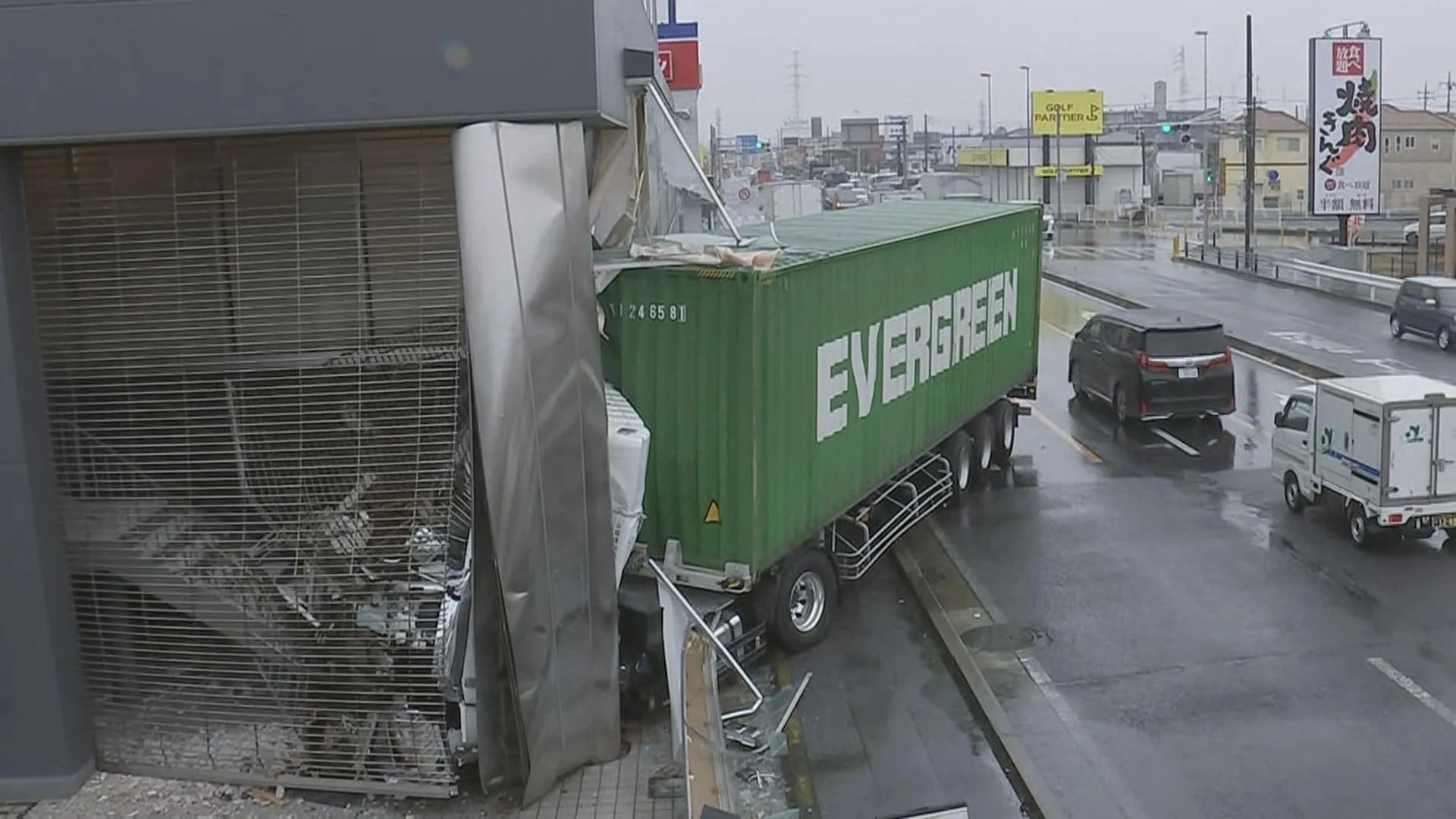 【速報】埼玉・草加市の国道でトレーラーが中央分離帯乗り越え建物に衝突　運転手の男性が軽傷