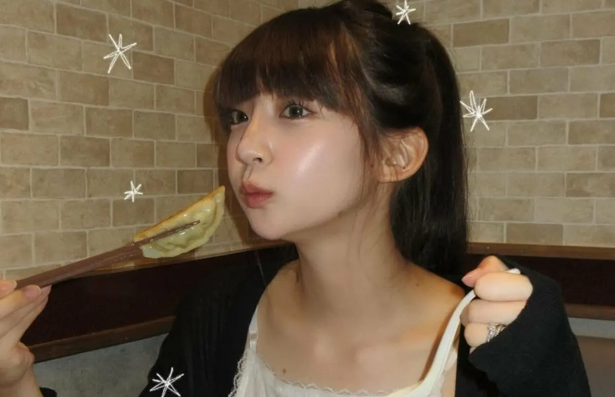 【 荻野由佳 】　「今のうちにラーメン屋さんへ、たくさん行っておいた方がいい！　というアドバイスがあり　その通りに、たくさん行ってる。。。　行き過ぎか。。。」　オフショットを公開