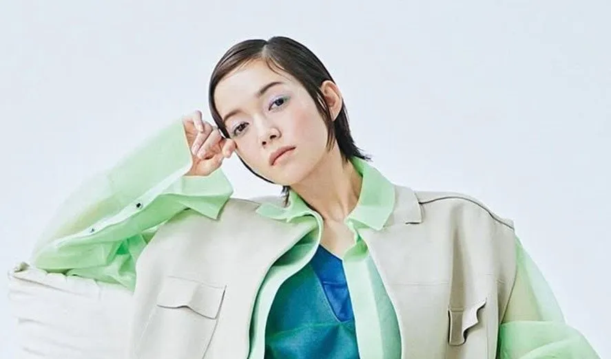 【 佐藤栞里 】　「キラキラと輝くバッグと撮影していたら　なんだか宇宙空間に旅立ったような　そんな気持ちになりました」　雑誌のオフショットを公開