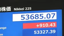 【速報】日経平均株価　一時900円超高