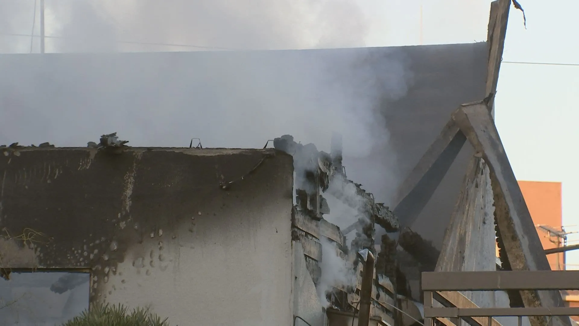 東京・世田谷区で3階建てマンションが燃える火事 1人死亡 2人けが　亡くなったのは2階の部屋に1人で住んでいた60代男性か　警視庁