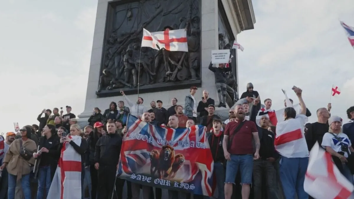 イギリス・ロンドン中心部で「反移民・反ムスリム」の大規模集会 極右活動家が呼びかけ11万人以上参加 銃撃で死亡したアメリカの保守系活動家カーク氏の写真も