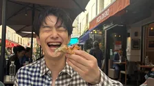 パリでの幸せ時間【 岡田将生 】プライベート感溢れる自然な笑顔に「写真を撮ってる人が良いのかな」「幸せな気持ち」