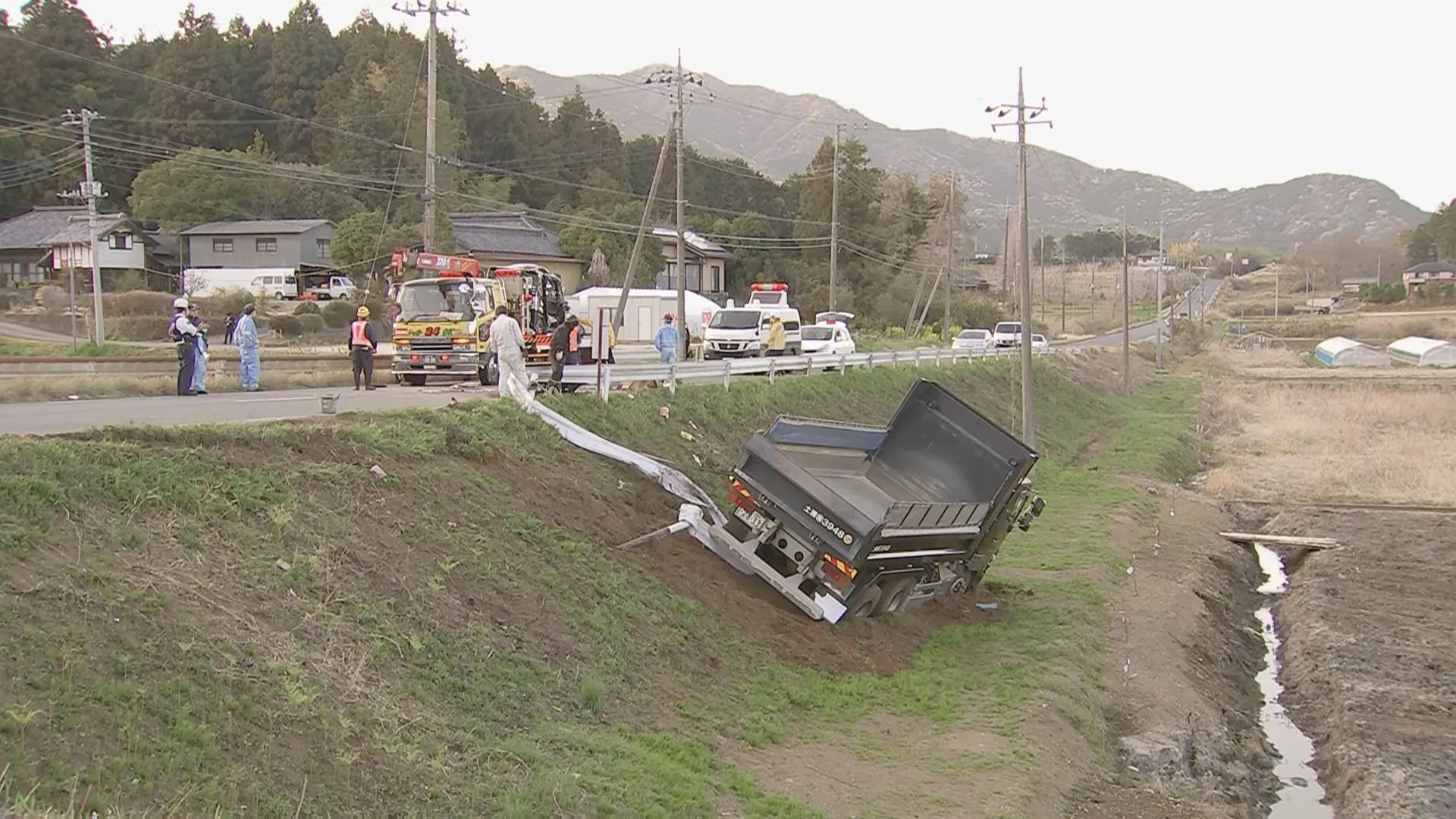 交差点でダンプカーと軽乗用車が出会い頭に衝突　男女2人死亡　女性1人重傷　茨城県石岡市