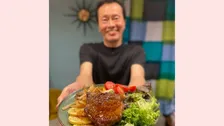 【 遠藤憲一 】ステーキ差し出し「バテないようにしっかり食べて」　笑顔にフォロワー共感「酷暑乗り越えられそう」