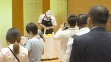 中国の日本大使館で日本食をPR　公邸料理人が日本料理の包丁技術「桂むき」披露