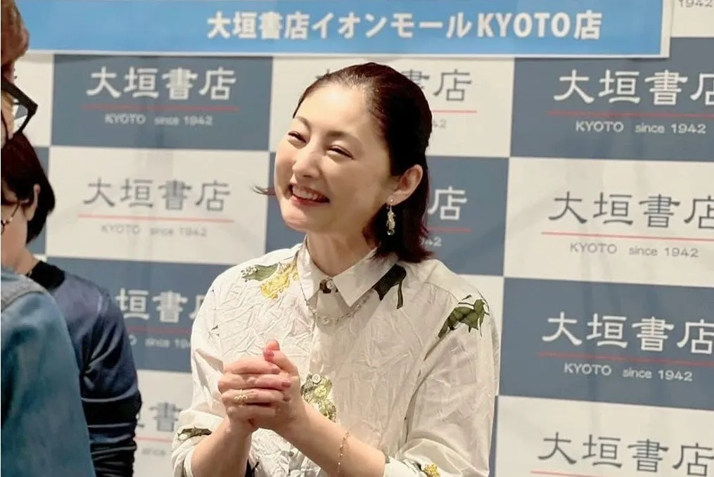 【 常盤貴子 】　京都で「握手＆書籍お渡し会」　「嬉しく、幸せな出逢いや再会がたくさんありました」　ファン反響　「生で会えて、言葉を交わせて感動〜」「お会いできたこと　一生の宝物です」