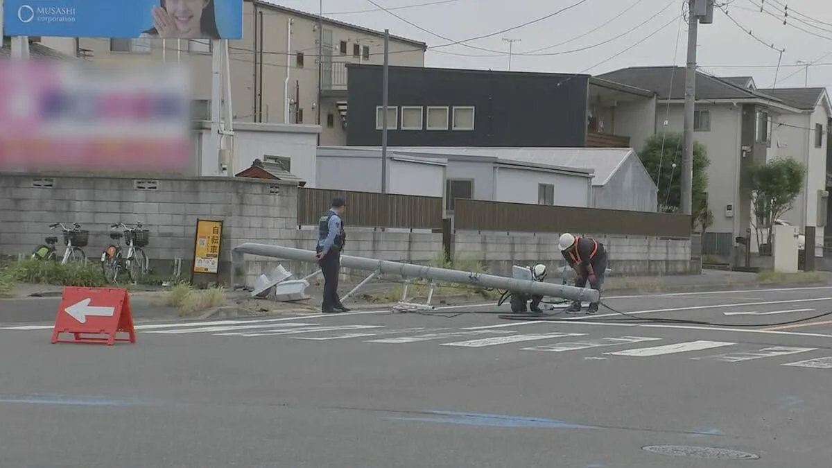 乗用車が信号機に衝突　信号機が倒れ現場では警察による交通整理が行われる　乗用車の男性は病院に搬送も命に別状なし　さいたま市