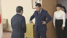 外務省の「たびレジ」サポーターにとにかく明るい安村さん就任　茂木外務大臣に「安心してください、履いてますよ」　海外ロケで活躍のガンバレルーヤも