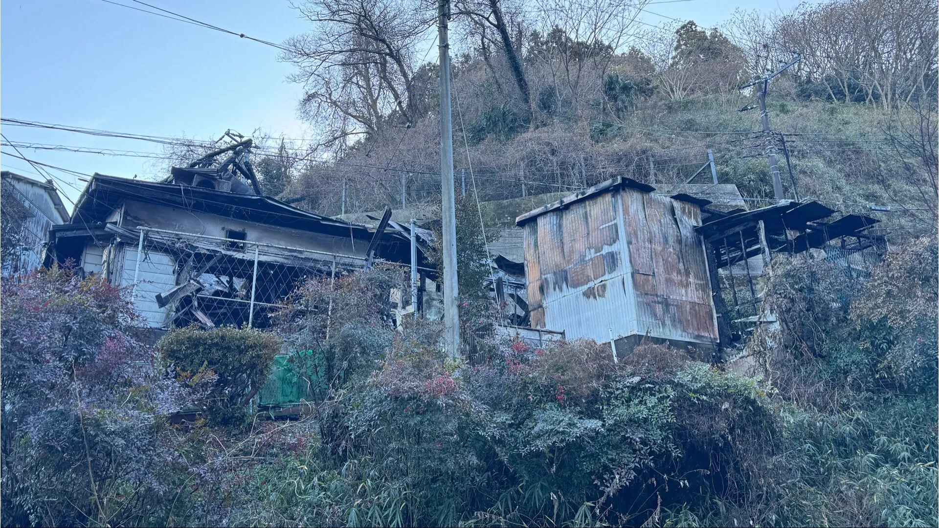 神奈川・横須賀市で住宅全焼の火事　住人2人と連絡取れず