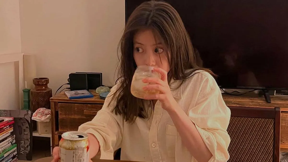 【 今田美桜 】　“ハイボールとおつまみ”のリラックスショットを披露　素顔に迫る様々なオフショットを公開