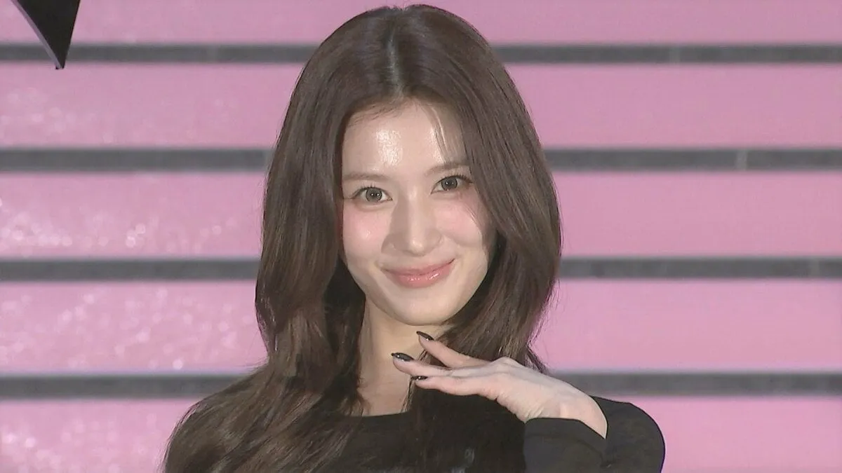 【 TWICE・SANA 】　黒レザーのミニスカートで表参道ヒルズに降臨　「心地よく自分らしくいられるリップが好きです」　抜群のスタイルで会場を陶酔させる
