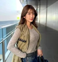 【 中川安奈 】 「コーディネートを考えるとき、基本的にボトムスはジーンズで想定」「おきにいり」　ミリタリー風ベストとジーンズのコーデでスマイル