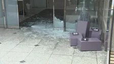 現場防犯カメラに何かを持ち出す複数の人物の姿…東京・中央区新富のオフィスビルで金庫荒らし　先月にも同じ金庫が被害　関連調べる　警視庁