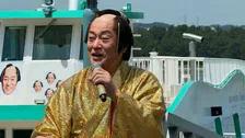 【 松平健 】わずか5分のトークショー ブーイングにも動じず マツケン様 数百人規模ファンを引き連れ〝大名行列〟状態 額に汗を光らせ、たっぷりファンサ