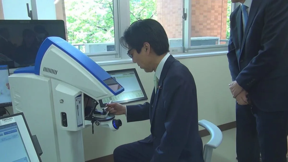 城内大臣が東京科学大学で歯科治療のVRシミュレーターを体験「リアルな感覚ほぼ100％再現」