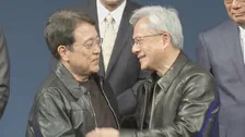 赤沢経産大臣が革ジャンで登場　フアンCEOのトレードマークに「リスペクトを込めて」　国産AIプロジェクトでエヌビディアの技術活用へ