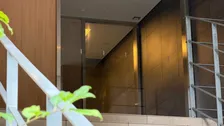 【速報】豊島区雑司が谷で男性が刺される　同居人の男に刺されたか　警視庁が逃げた男の行方を追う　現場はマンションか　男性は命に別状なし