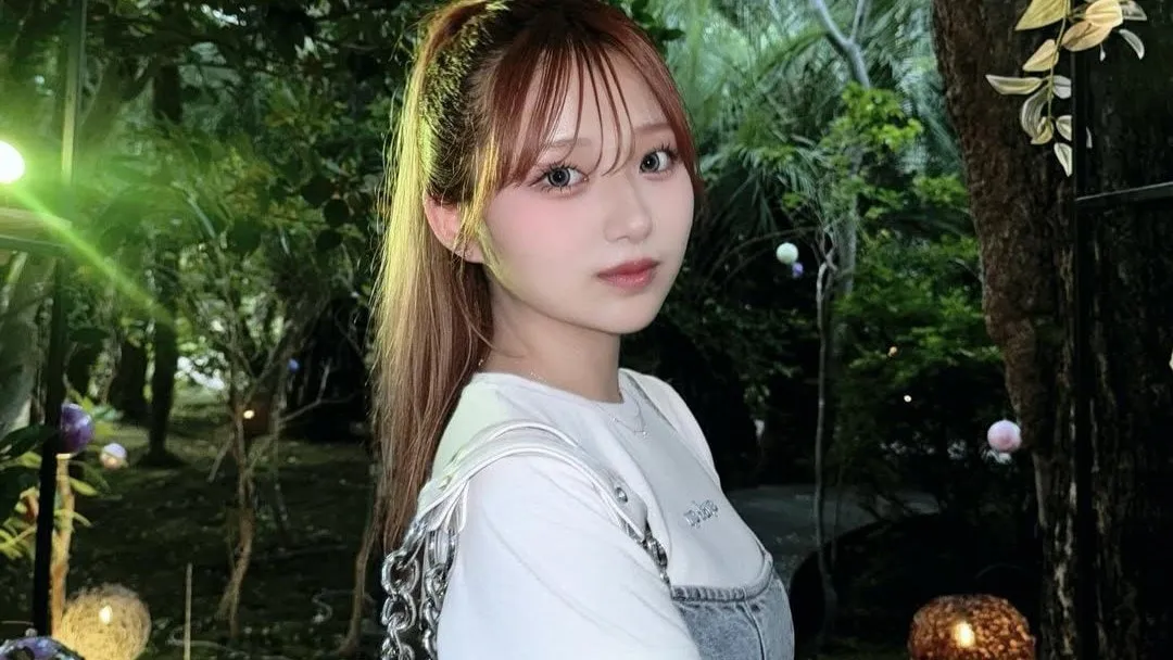 【 辻希美・長女 】希空「江ノ島シーキャンドル」　サムエル・コッキング苑で花に囲まれてアンニュイスマイル