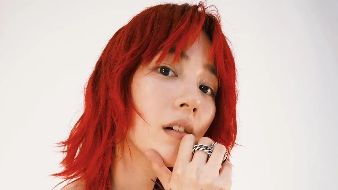 【のん】アルバムジャケット撮影のオフショットを公開　「あみあみ」赤髪と白いドレスで魅せる　